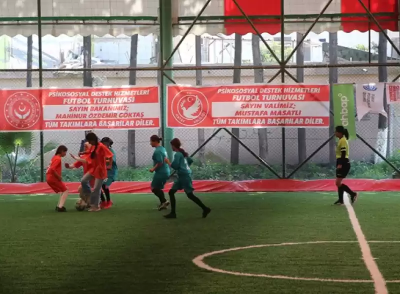 Hatay'da Depremzede Kız çocukları Arasında Düzenlenen Futbol Turnuvası Başladı