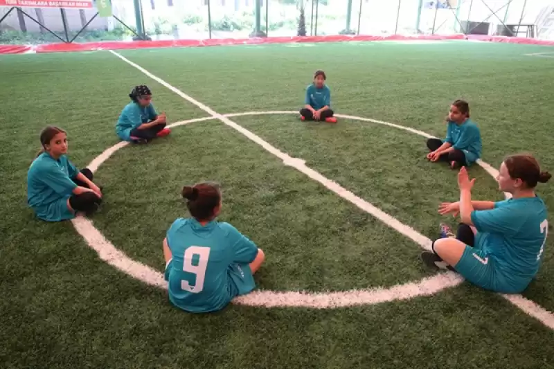 Hatay'da Depremzede Kız çocukları Arasında Düzenlenen Futbol Turnuvası Başladı