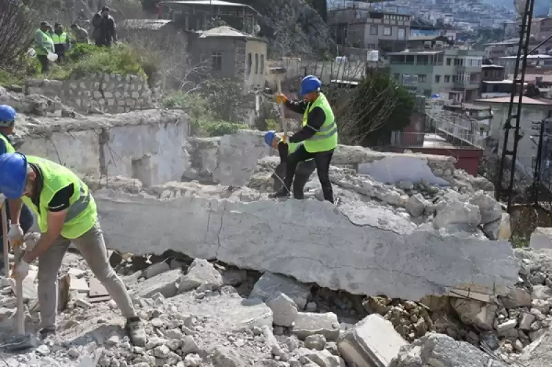 Hatay'da Iş Makinesinin Ulaşamadığı Hasarlı Binaları özel Ekip Yıkıyor