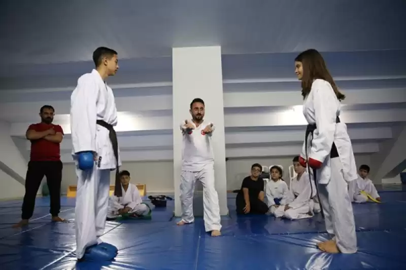 Konteyner Kentte çalışan Antrenör, Depremzede çocukları Karateyle Tanıştırıyor