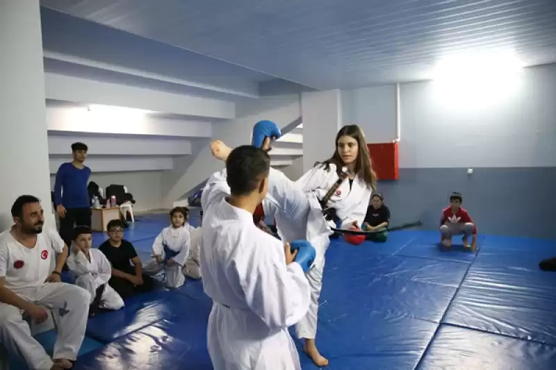 Konteyner Kentte çalışan Antrenör, Depremzede çocukları Karateyle Tanıştırıyor
