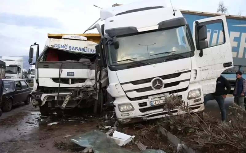 Hatay'da Tır Ile Kamyonun çarpışması Sonucu 3 Kişi Yaralandı