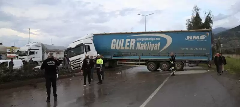 Hatay'da Tır Ile Kamyonun çarpışması Sonucu 3 Kişi Yaralandı