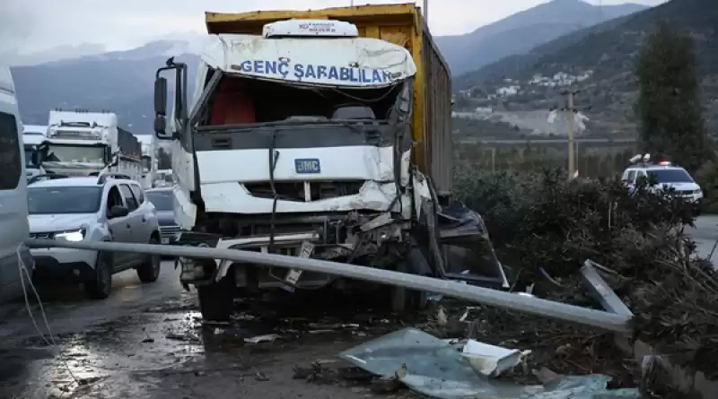 Hatay'da Tır Ile Kamyonun çarpışması Sonucu 3 Kişi Yaralandı