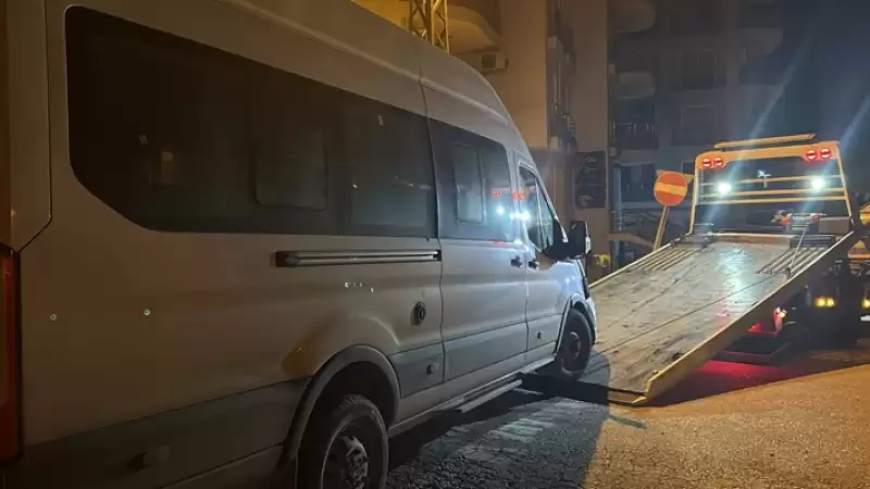 Hatay'da Otomobille Minibüsün çarpışması Sonucu 4 Kişi Yaralandı