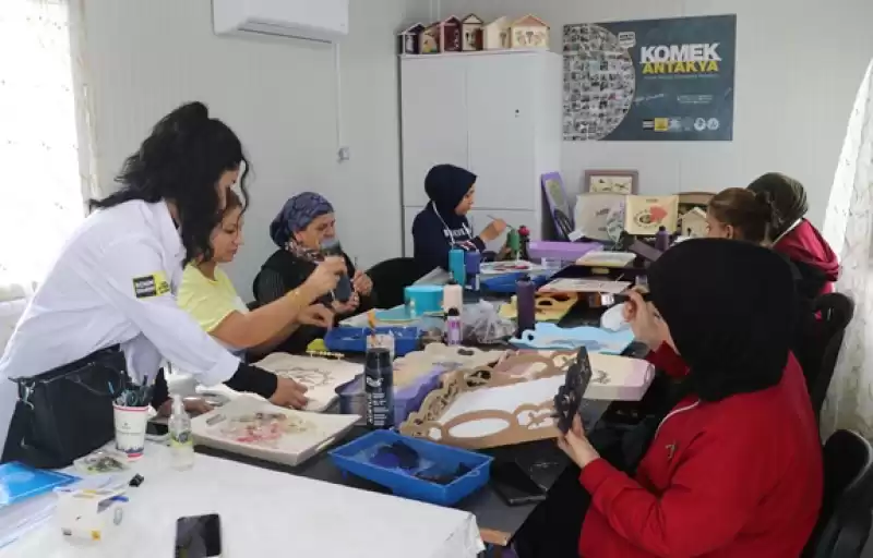 Hatay'da Konteyner Kente Açılan Atölye, Kadınları Meslekle Tanıştırıyor