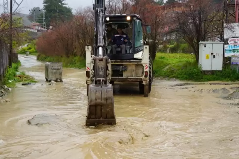 Antakya Belediyesi Ekipleri Selle Mücadelede Vatandaşın Yanında