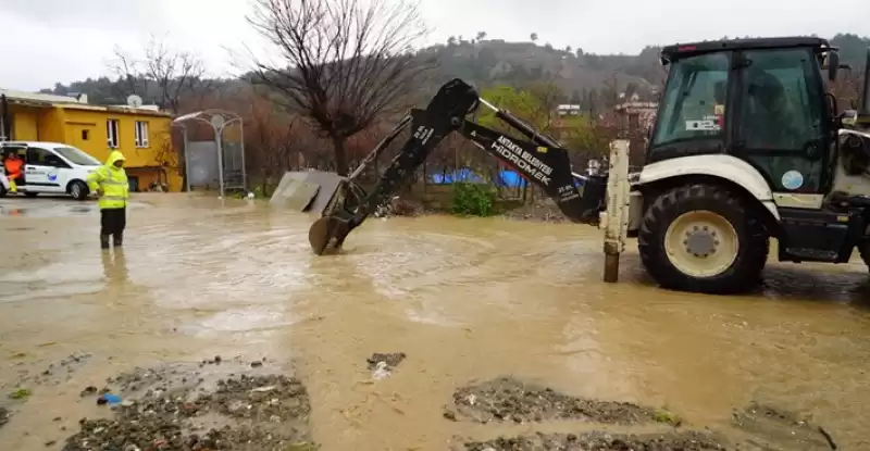 Antakya Belediyesi Ekipleri Selle Mücadelede Vatandaşın Yanında