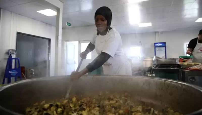 Hatay'da Gönüllüler Her Gün 12 Bin Kişilik Iftar Hazırlıyor