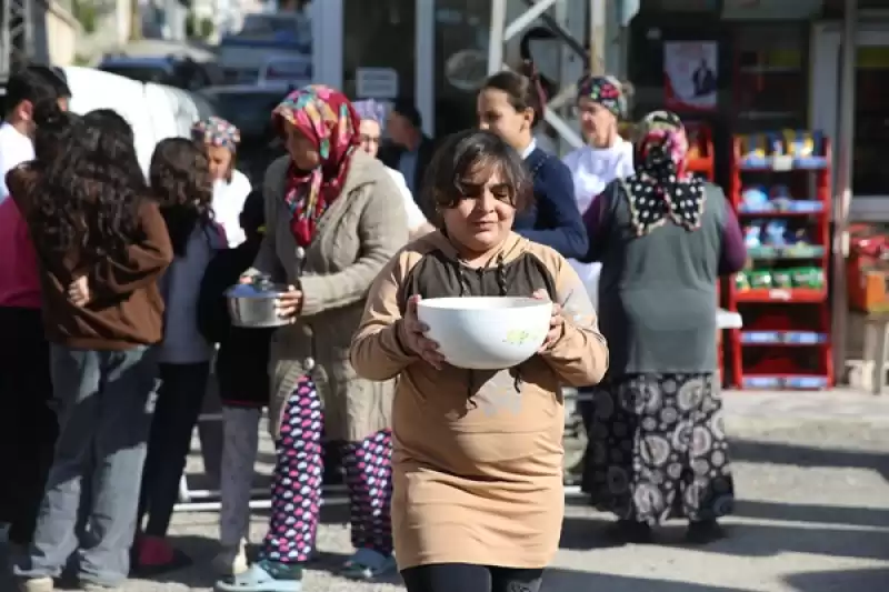 Hatay'da Gönüllüler Her Gün 12 Bin Kişilik Iftar Hazırlıyor