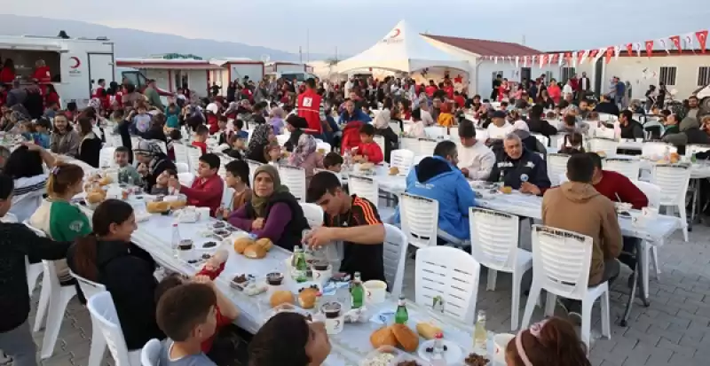 Türk Kızılay Genel Başkanı Yılmaz, Hatay'da Depremzedelerle Iftarda Buluştu