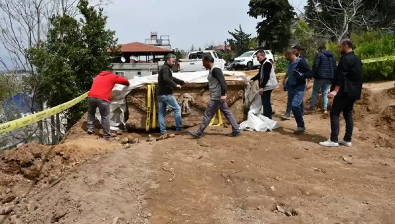 Hatay'da Evin Bahçesinde Lahit Bulundu