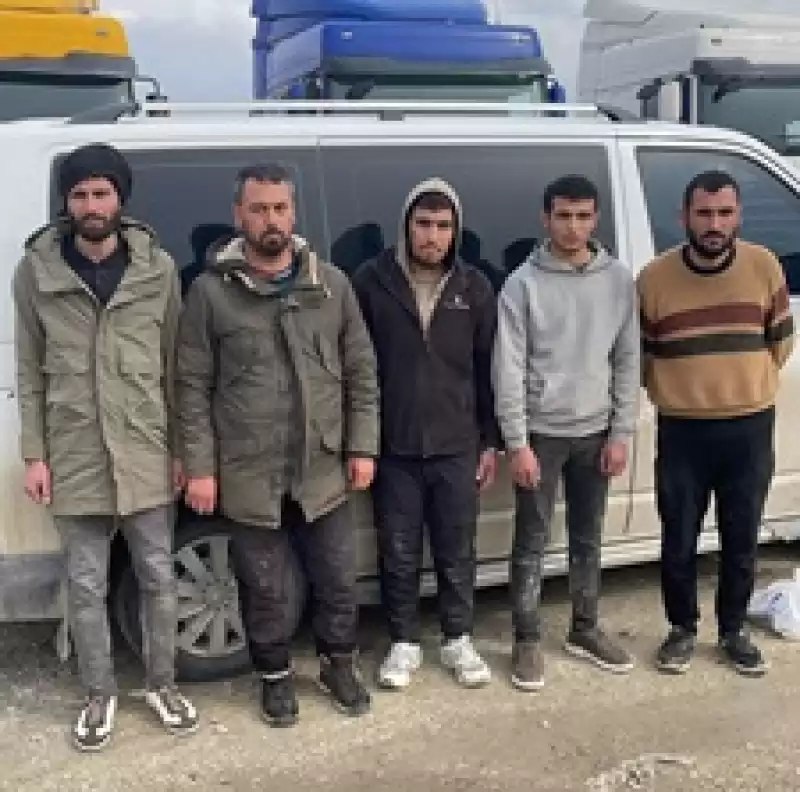 Hatay'da 25 Düzensiz Göçmen Yakalandı, 2 Göçmen Kaçakçısı Tutuklandı