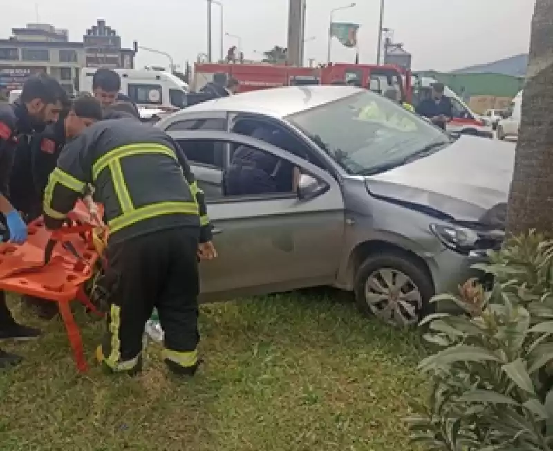 Araçta Sıkışan Yaralıyı Itfaiye Kurtardı