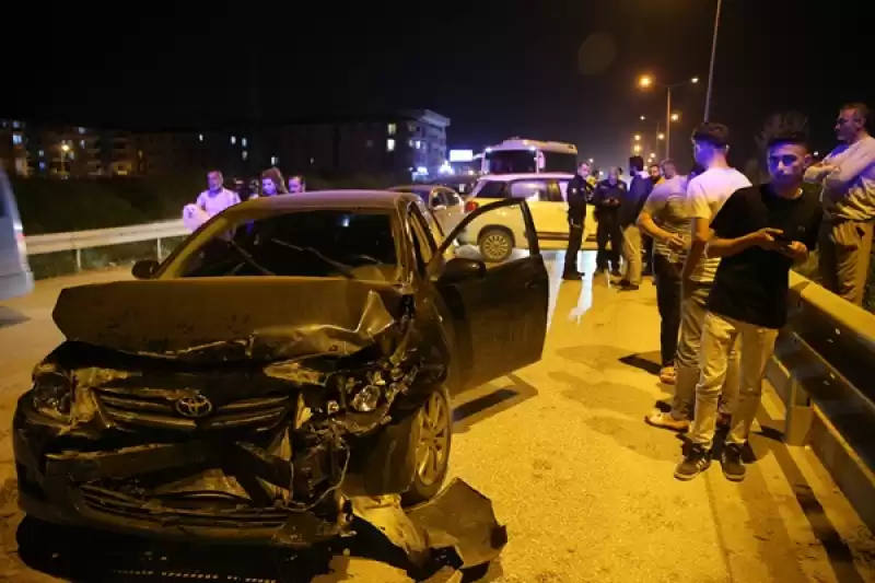 Hatay'da Iki Otomobilin Karıştığı Kazada Iki Kişi Yaralandı