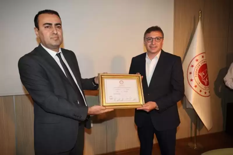 Sandıktan Zaferle çıkan İskenderun Belediye Başkanı Dönmez Mazbatasını Aldı 