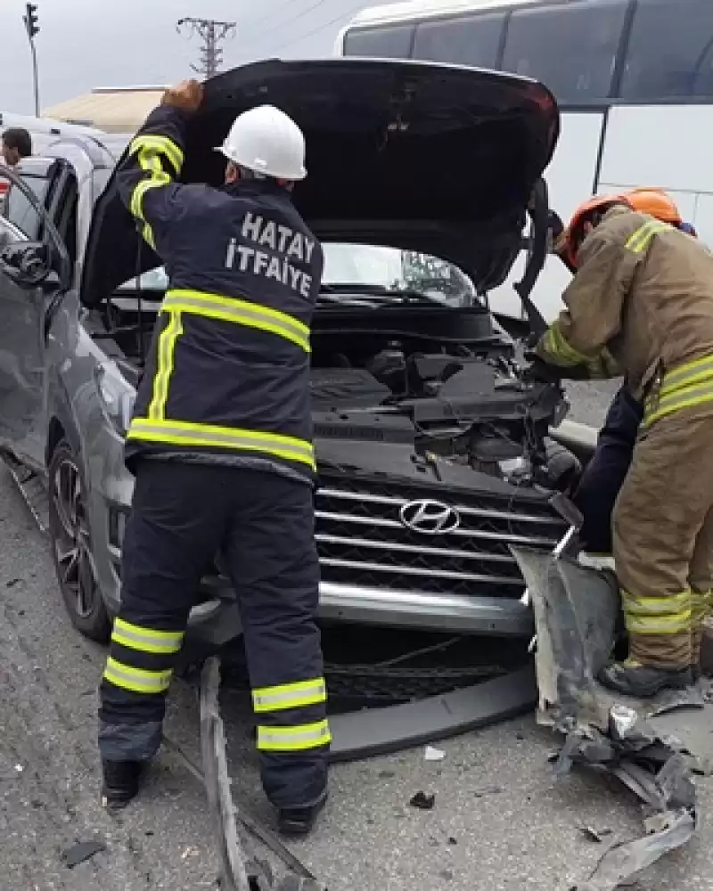 Hatay'da Zincirleme Trafik Kazasında 7 Kişi Yaralandı