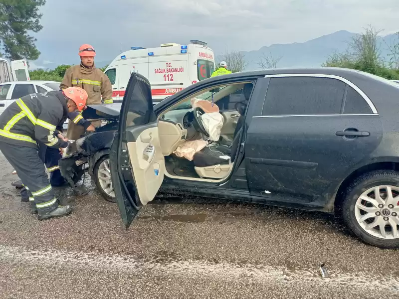 Hatay'da Iki Otomobilin çarpışması Sonucu 4 Kişi Yaralandı
