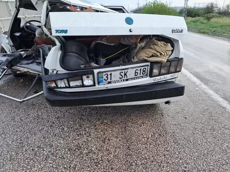 Hatay'da Iki Otomobilin çarpışması Sonucu 4 Kişi Yaralandı