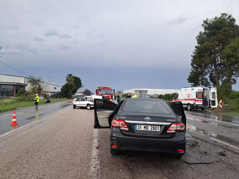 Hatay'da Iki Otomobilin çarpışması Sonucu 4 Kişi Yaralandı