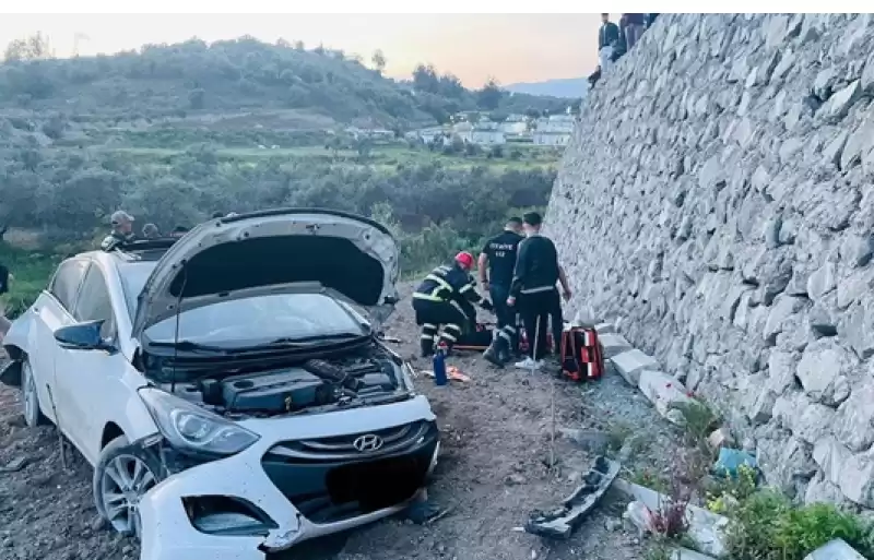 Hatay'da Istinat Duvarına çarpan Otomobildeki 4 Kişi Yaralandı