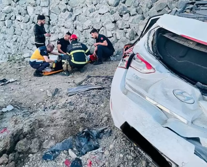 Hatay'da Istinat Duvarına çarpan Otomobildeki 4 Kişi Yaralandı