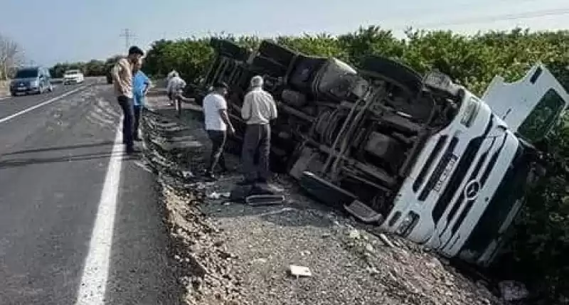 Devrilen Tır, Vinçle Kaldırılarak Kurtarıldı