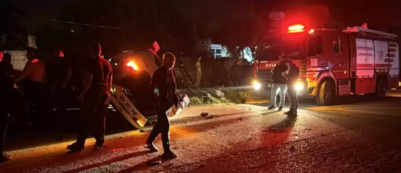 Hatay'da Kontrolden çıkan Otomobil Park Halindeki 2 Araca çarptı, Sürücü Kaza Yerini Terk Etti