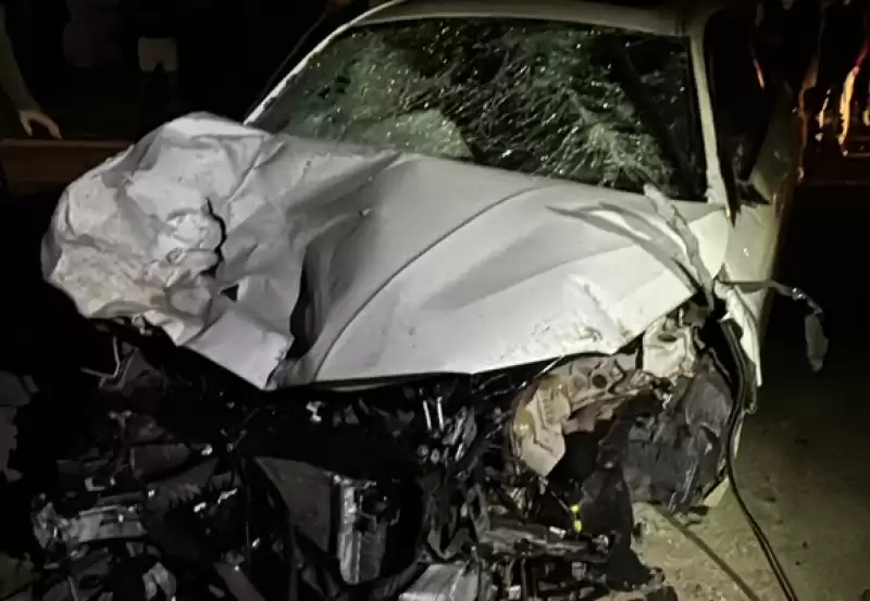 Hatay'da Kontrolden çıkan Otomobil Park Halindeki 2 Araca çarptı, Sürücü Kaza Yerini Terk Etti