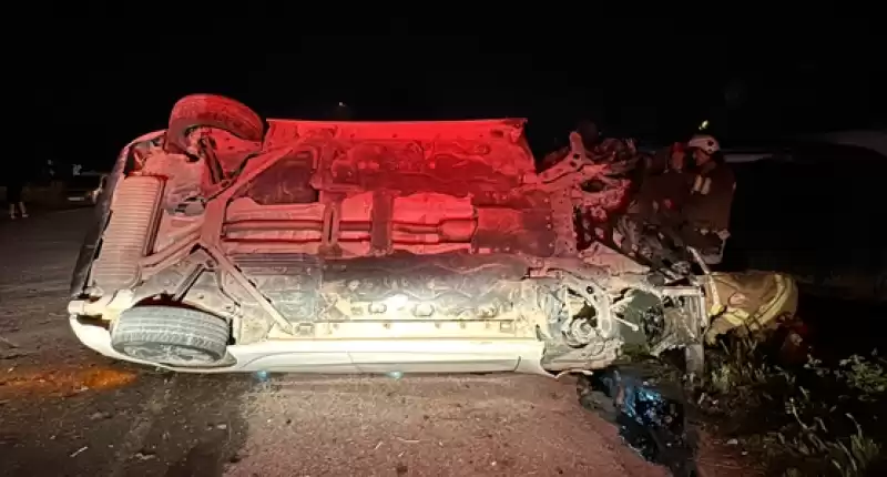 Hatay'da Kontrolden çıkan Otomobil Park Halindeki 2 Araca çarptı, Sürücü Kaza Yerini Terk Etti