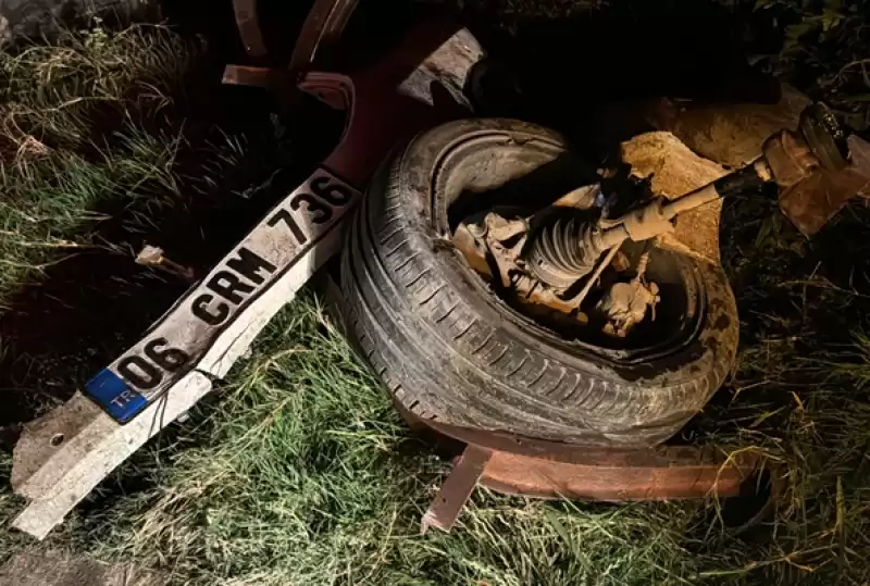 Hatay'da Kontrolden çıkan Otomobil Park Halindeki 2 Araca çarptı, Sürücü Kaza Yerini Terk Etti