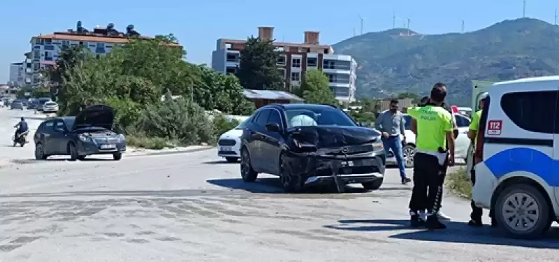 Samandağ'da çarpışan Iki Otomobilin Sürücüleri Yaralandı