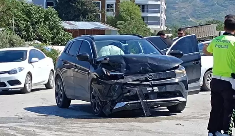 Samandağ'da çarpışan Iki Otomobilin Sürücüleri Yaralandı