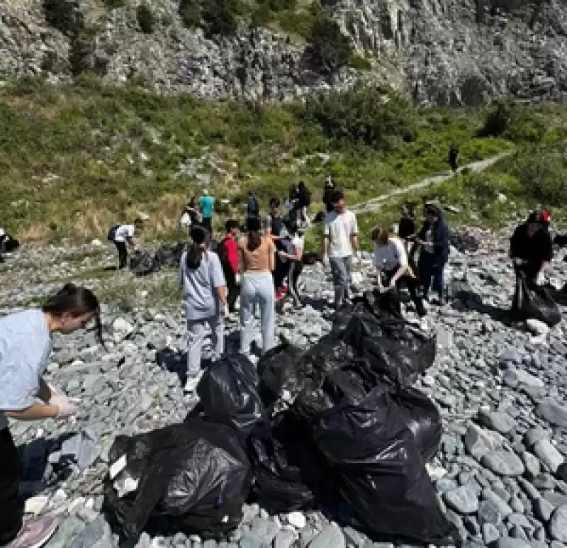 Samandağ'da öğretmen Ve öğrenciler Sahili Temizledi