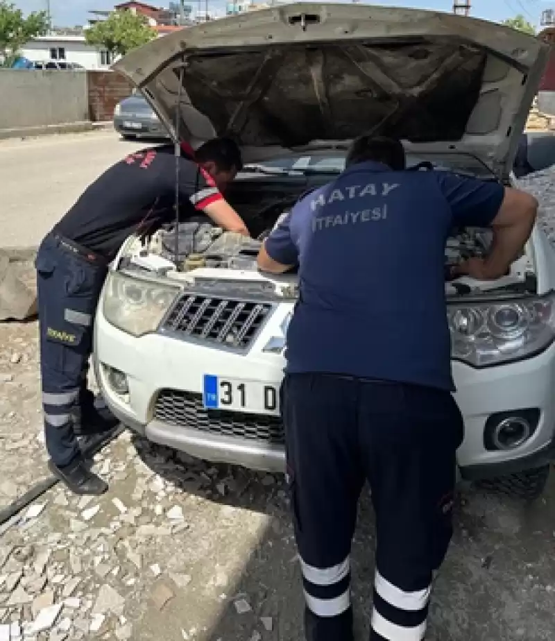 Hatay'da Otomobilin Motor Kısmına Sıkışan Kedi Yavrusunu Itfaiye Kurtardı