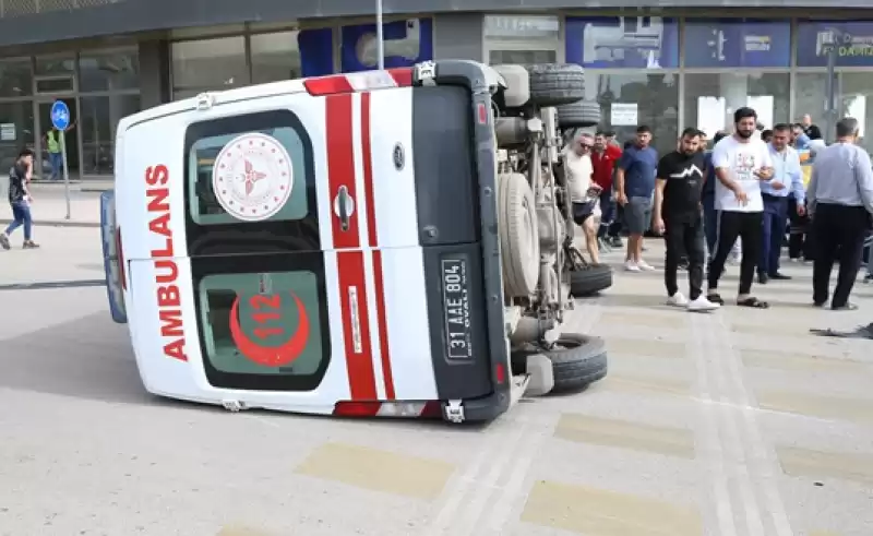 Hatay'da Hafif Ticari Araç Ile Ambulansın çarpıştığı Kazada Sürücüler Yaralandı