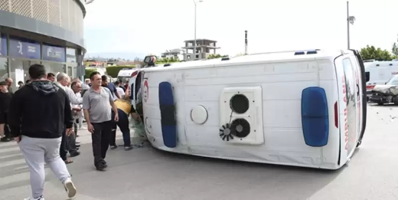 Hatay'da Hafif Ticari Araç Ile Ambulansın çarpıştığı Kazada Sürücüler Yaralandı