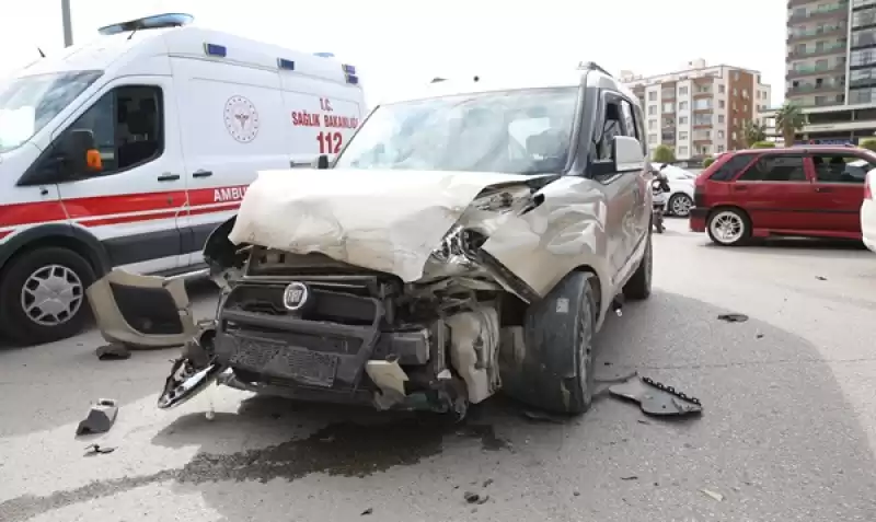 Hatay'da Hafif Ticari Araç Ile Ambulansın çarpıştığı Kazada Sürücüler Yaralandı