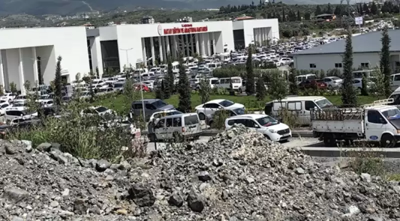 Hastane Kapısı önünde Yığılma Olunca Ambulans Içeri Giremedi!