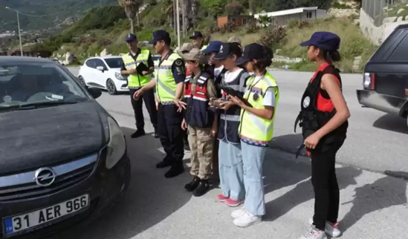 Samandağ'da 23 Nisan'da Trafik Denetimini çocuklar Yaptı