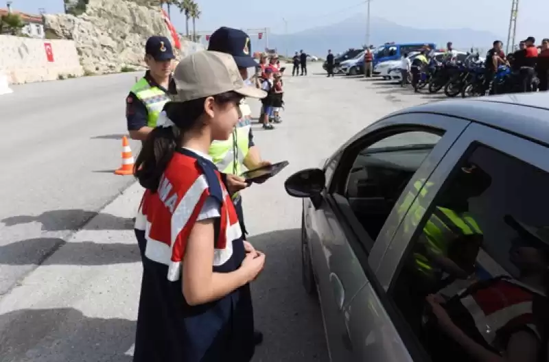 Samandağ'da 23 Nisan'da Trafik Denetimini çocuklar Yaptı