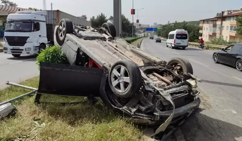 Hatay'da Aydınlatma Direğine çarparak Devrilen Otomobilin Sürücüsü Yaralandı