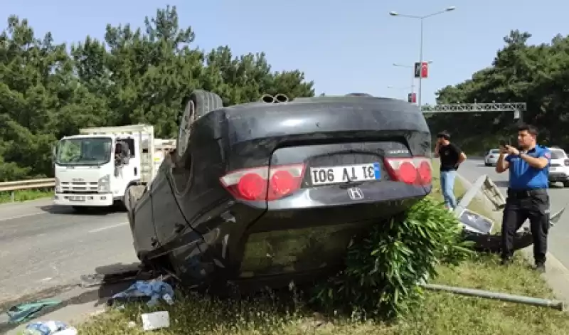 Hatay'da Aydınlatma Direğine çarparak Devrilen Otomobilin Sürücüsü Yaralandı