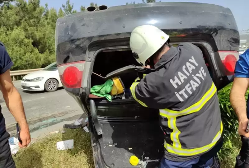 Hatay'da Aydınlatma Direğine çarparak Devrilen Otomobilin Sürücüsü Yaralandı