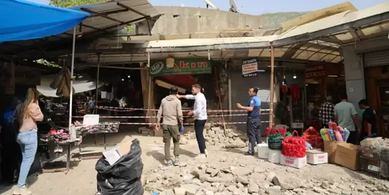 Hatay'da Depremde Ağır Hasar Gören Iş Yeri Kısmen çöktü