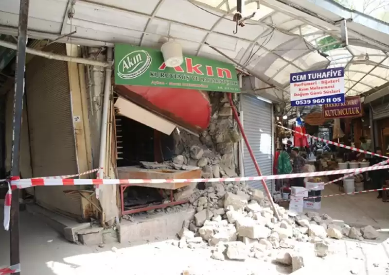 Hatay'da Depremde Ağır Hasar Gören Iş Yeri Kısmen çöktü