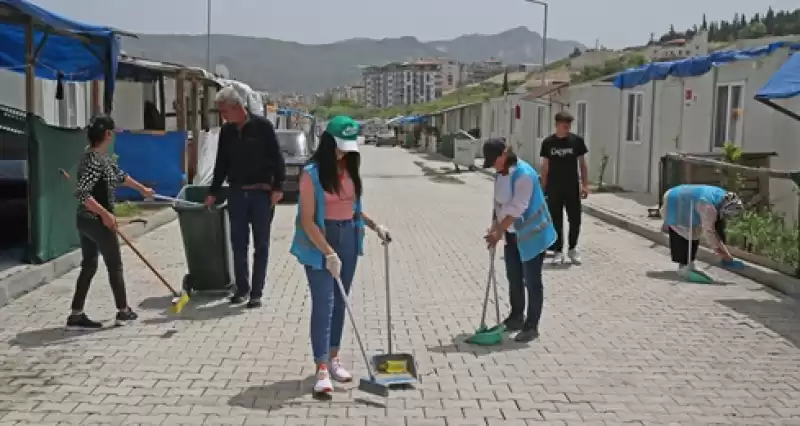 Hatay'da Depremzedeler Yaşadıkları Konteyner Kenti Güzelleştirerek Gelir Elde Ediyor 