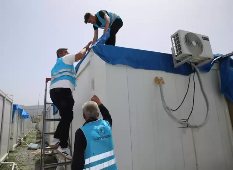 Hatay'da Depremzedeler Yaşadıkları Konteyner Kenti Güzelleştirerek Gelir Elde Ediyor 