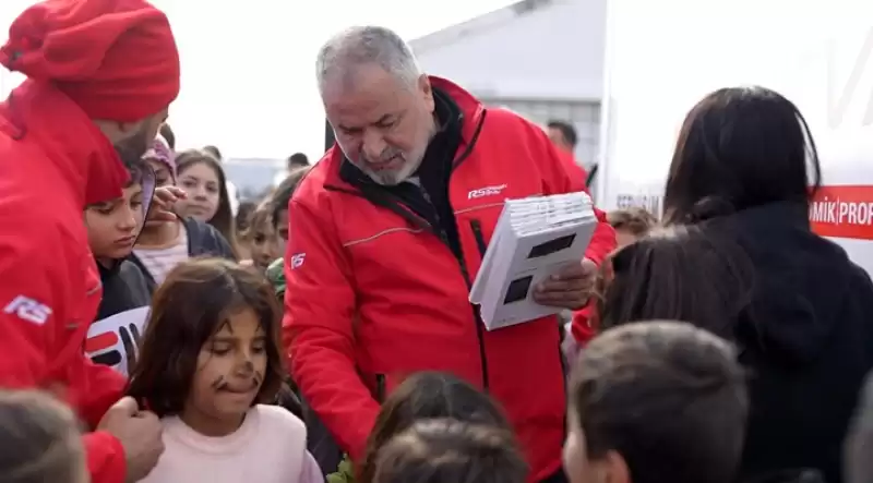 RS Otomotiv Depremzede çocuklara Hediye Dağıttı