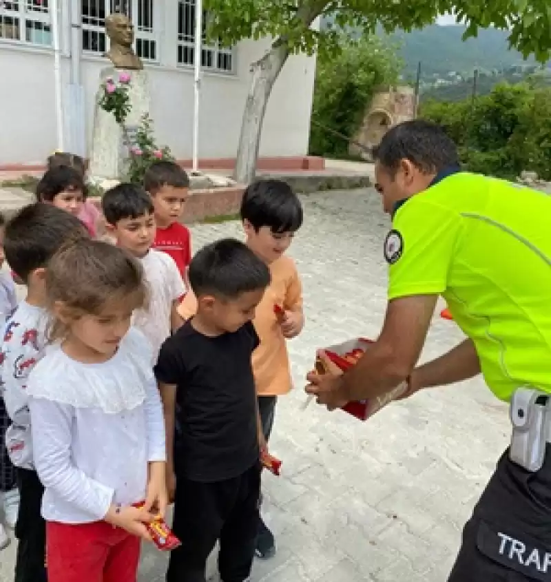 Samandağ'da Polis Ekipleri, öğrencilere Trafik Eğitimi Verdi